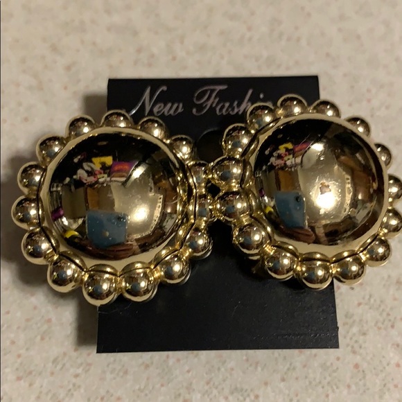 Jewelry - Vintage clip on earrings